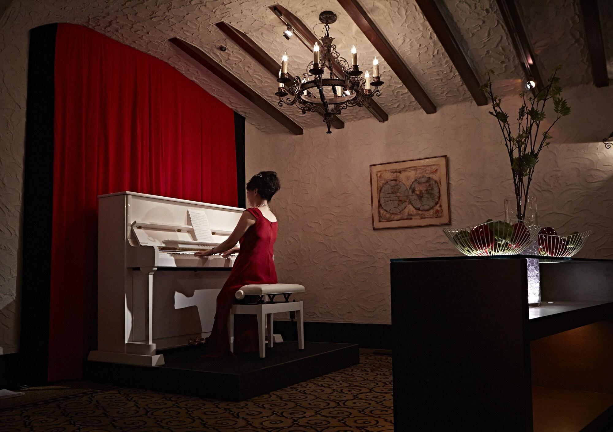 Hotel New Otani Hakata Фукуока Экстерьер фото A piano player at the lobby of the hotel