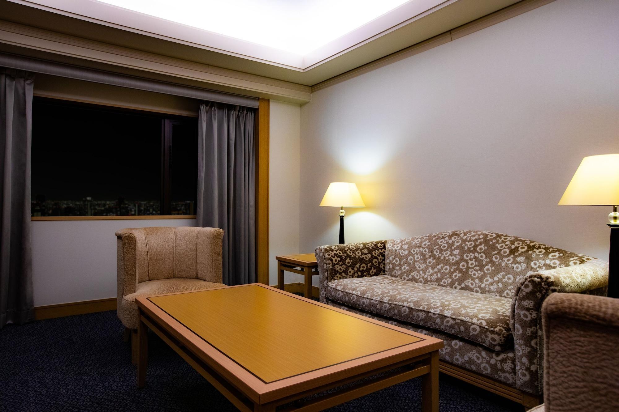 Hotel New Otani Hakata Фукуока Экстерьер фото A living room in a suite at the hotel