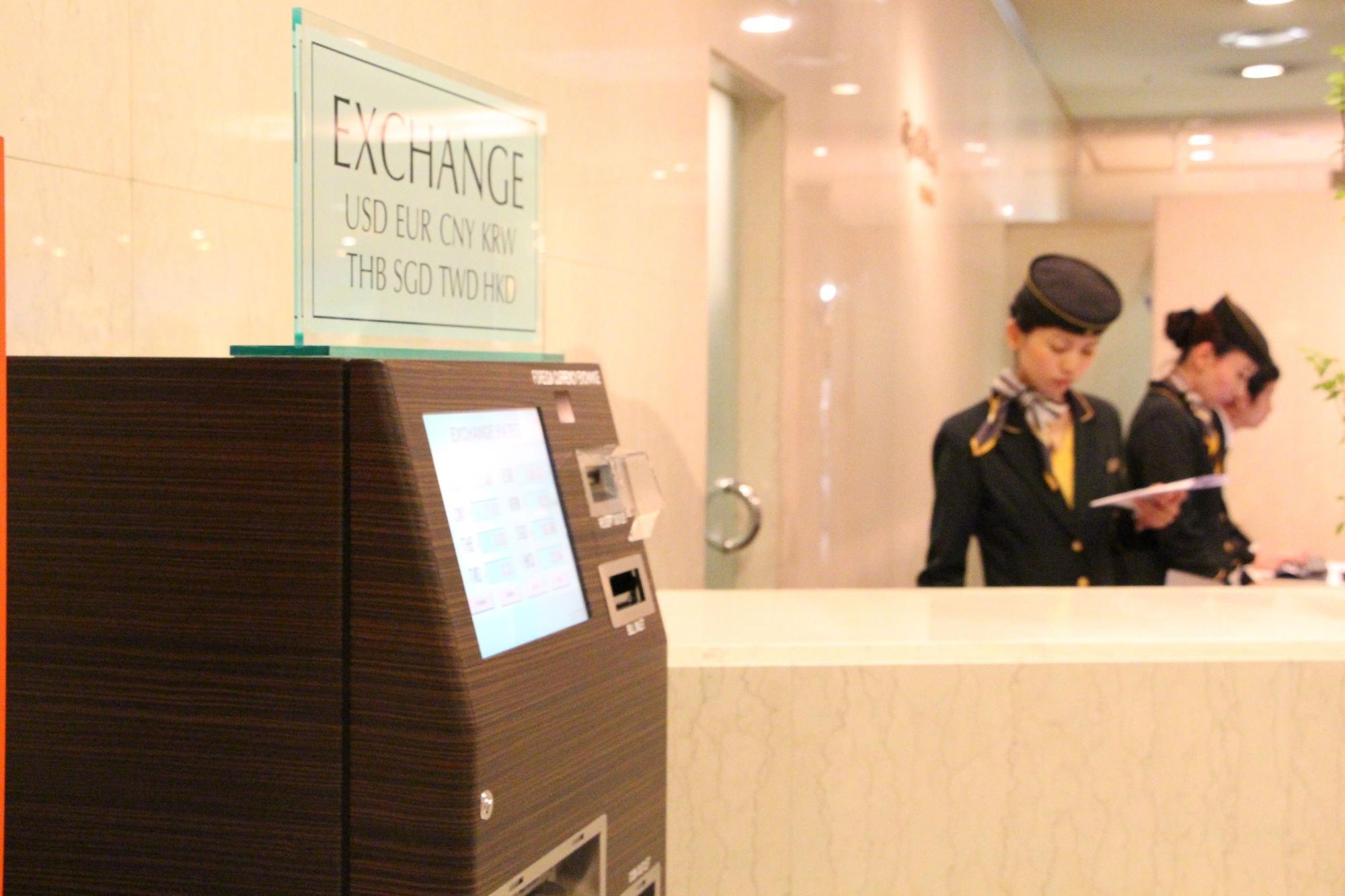 Hotel New Otani Hakata Фукуока Экстерьер фото The new check-in counter at the airport