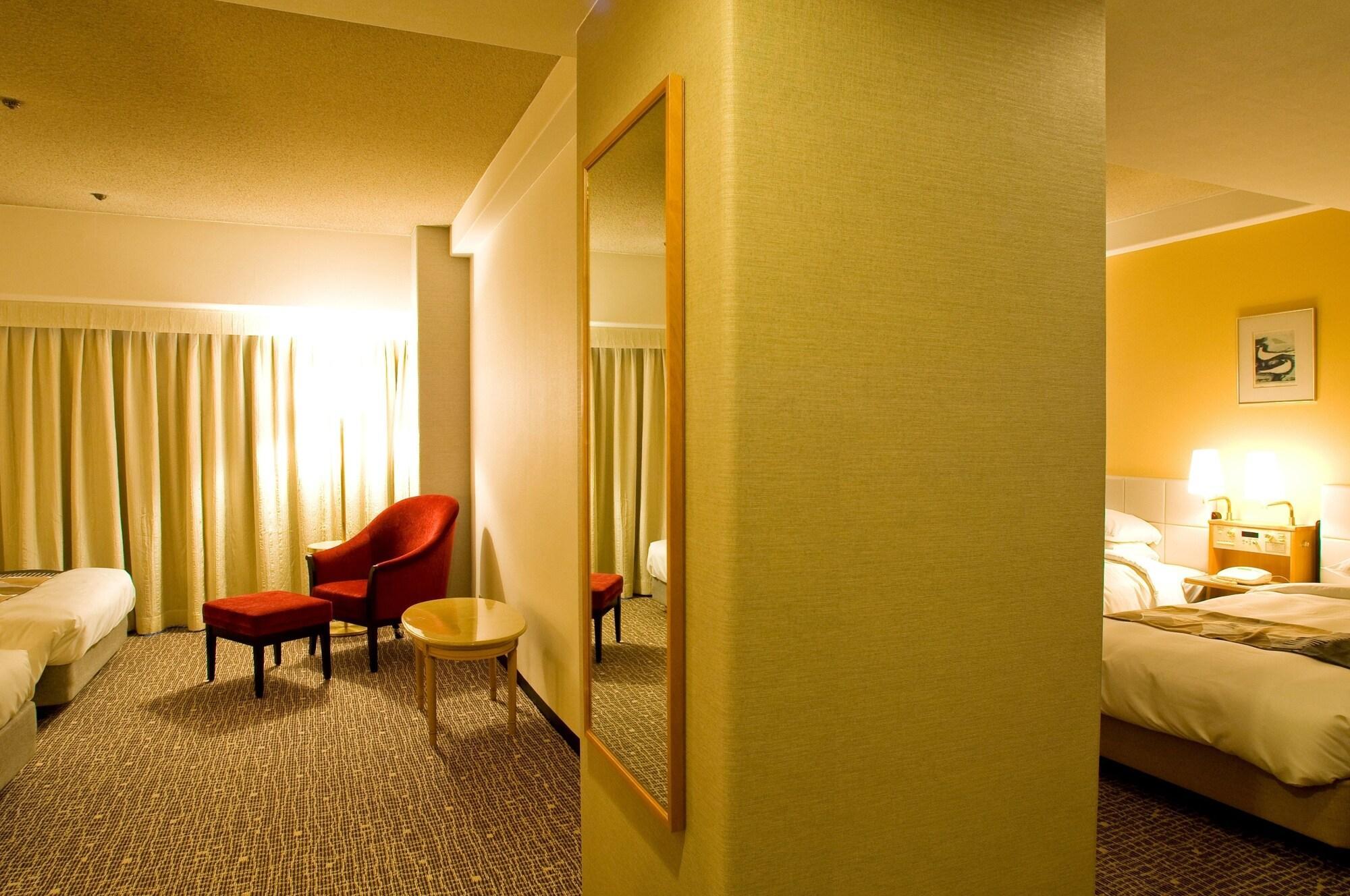 Hotel New Otani Hakata Фукуока Экстерьер фото A room at the hotel