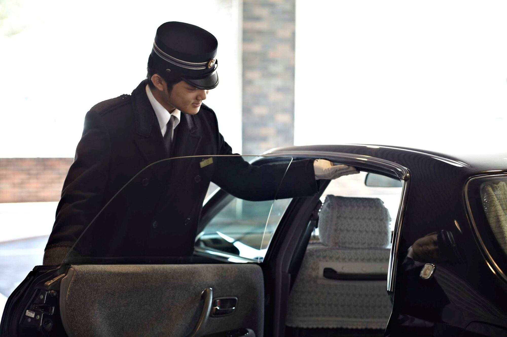 Hotel New Otani Hakata Фукуока Экстерьер фото A chauffeur opening a car door