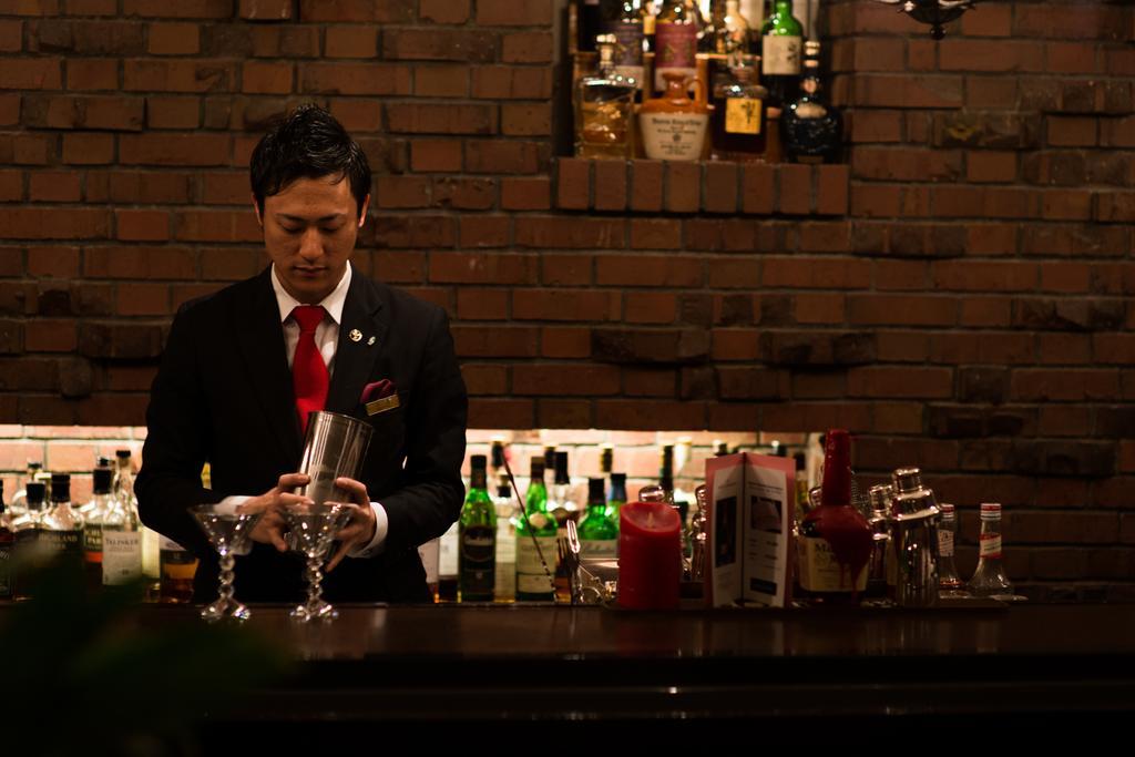 Hotel New Otani Hakata Фукуока Экстерьер фото A bartender at work
